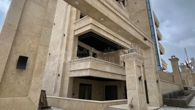 شقة - شقة للبيع بتشطيبات فندقية في ضاحية النخيل - 185000 دأ