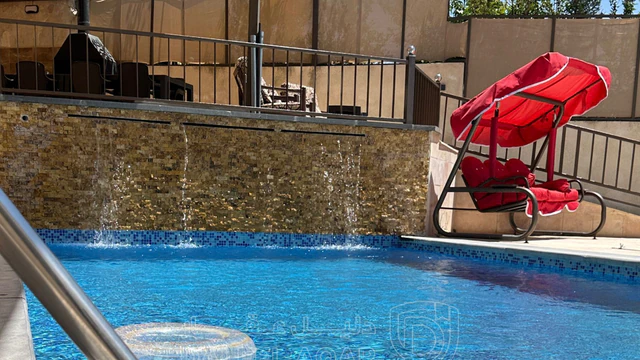 فيلا/منزل في قطعتين ارض مع فيلا و مسبح للبيع  - 490,000 دأ - صورة NaN