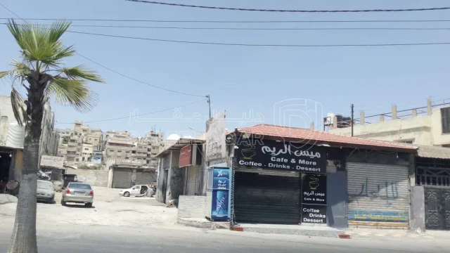 أرض - الرصيفة قرب بلدية الرصيفة بعد اشارة الإنتاج ب150م - 290000 دأ