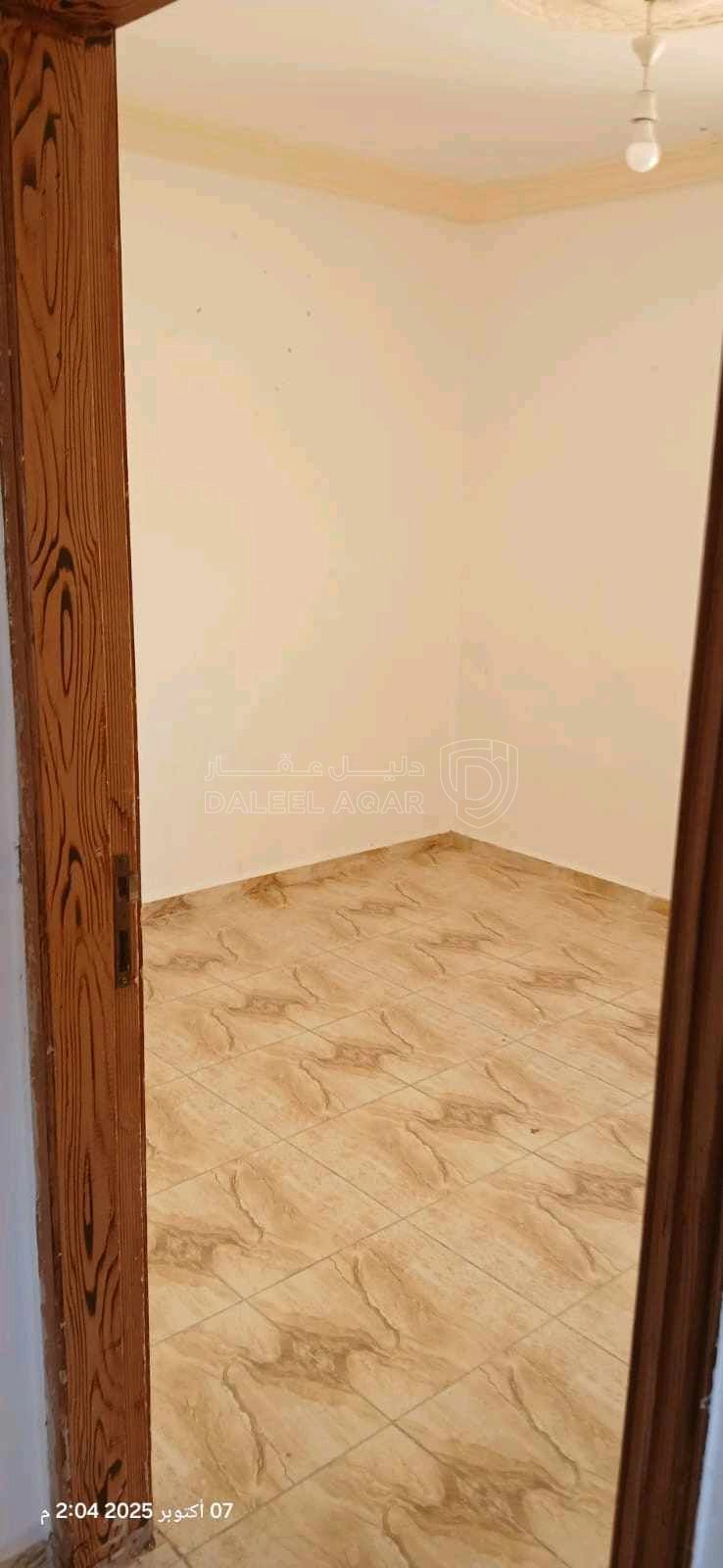 شقة في شقة ستديو للبيع غرفتين وصالة ومطبخ وحمام وبرندة - 13,500 دأ - صورة 1