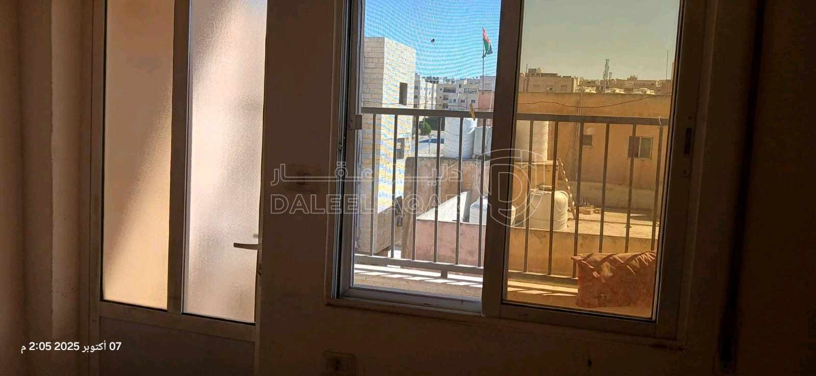 شقة في شقة ستديو للبيع غرفتين وصالة ومطبخ وحمام وبرندة - 13,500 دأ - صورة 1