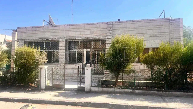 فيلا/منزل - اربد - البلد - شرق شارع ايدون - قرب مدرسة رابعه العدوية للبنات - 135000 دأ