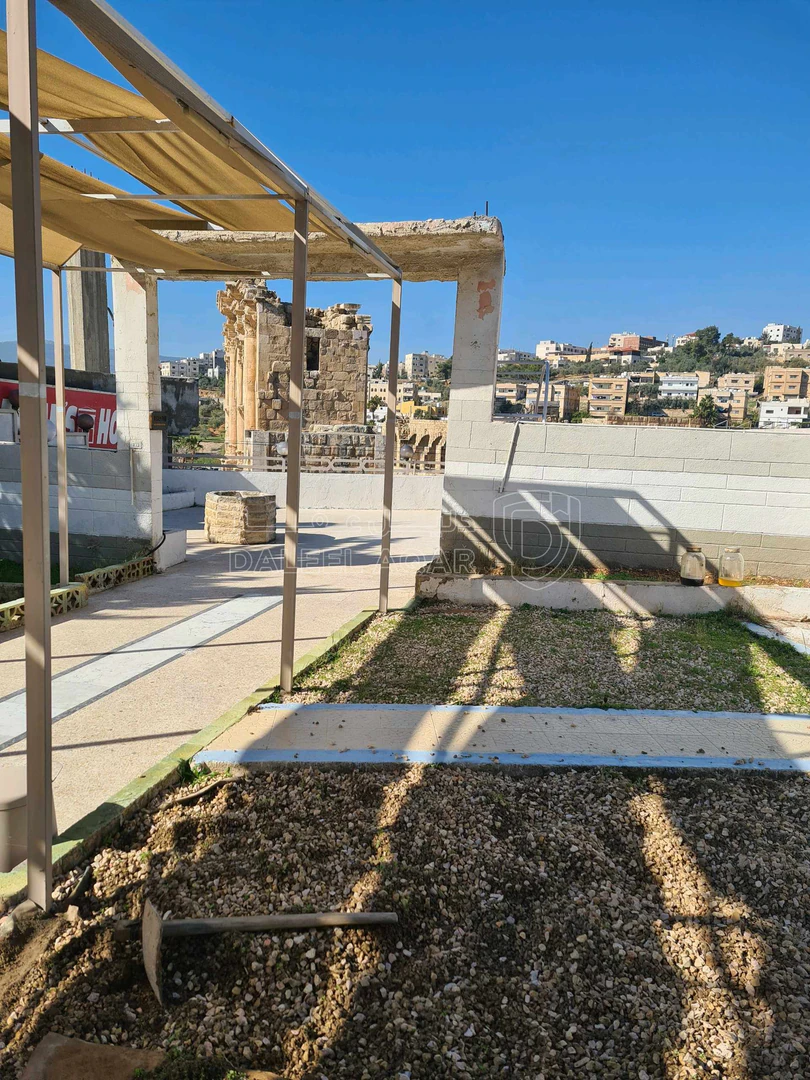 مبنى في جرش بحد قوس النصر من الشرق على الشارع العام فندق ب - 800,000 دأ - صورة 1