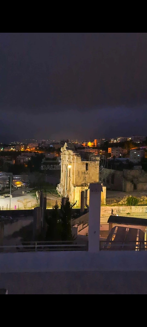 مبنى في جرش بحد قوس النصر من الشرق على الشارع العام فندق ب - 800,000 دأ - صورة 1