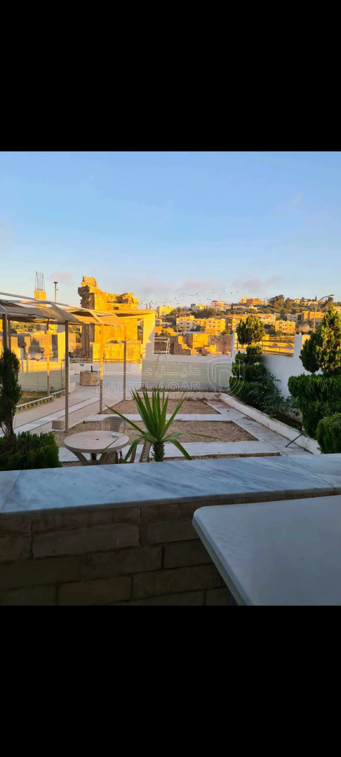 مبنى في جرش بحد قوس النصر من الشرق على الشارع العام فندق ب - 800,000 دأ - صورة 1