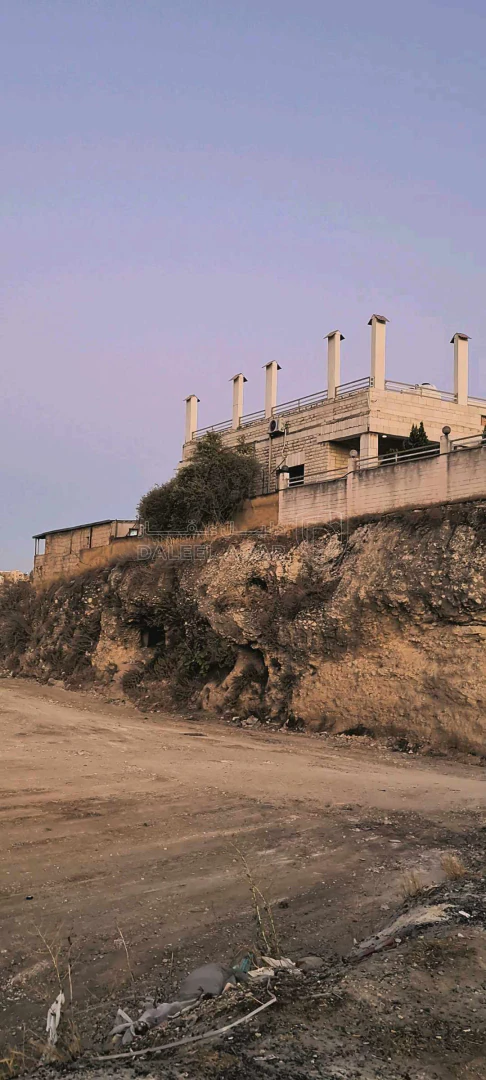مبنى في جرش بحد قوس النصر من الشرق على الشارع العام فندق ب - 800,000 دأ - صورة 1