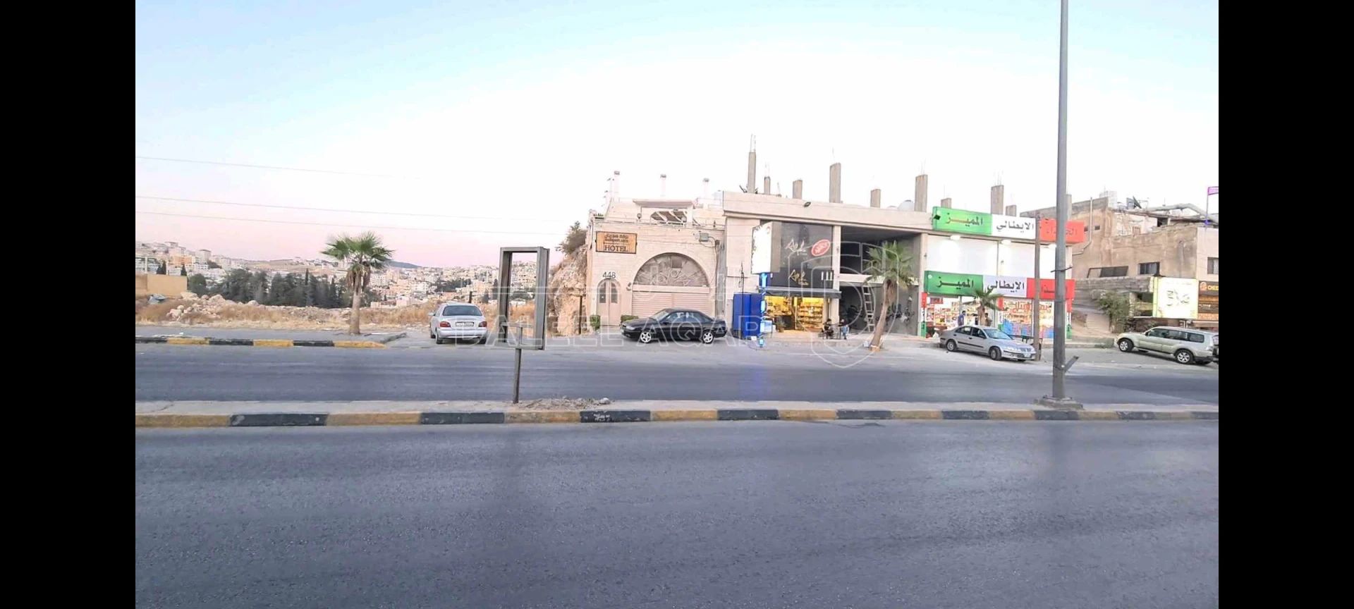 مبنى في جرش بحد قوس النصر من الشرق على الشارع العام فندق ب - 800,000 دأ - صورة 1