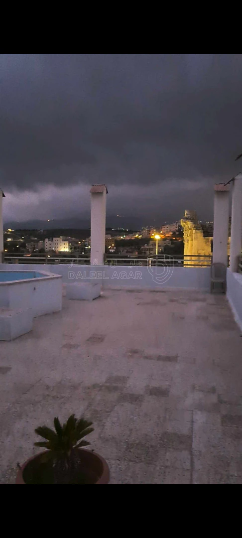 مبنى في جرش بحد قوس النصر من الشرق على الشارع العام فندق ب - 800,000 دأ - صورة 1