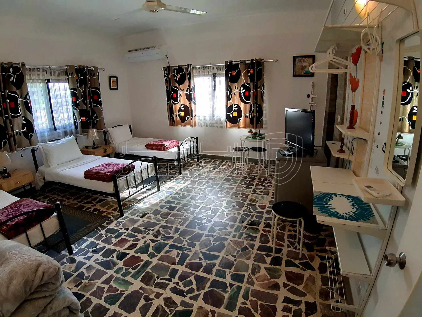 مبنى في جرش بحد قوس النصر من الشرق على الشارع العام فندق ب - 800,000 دأ - صورة 1