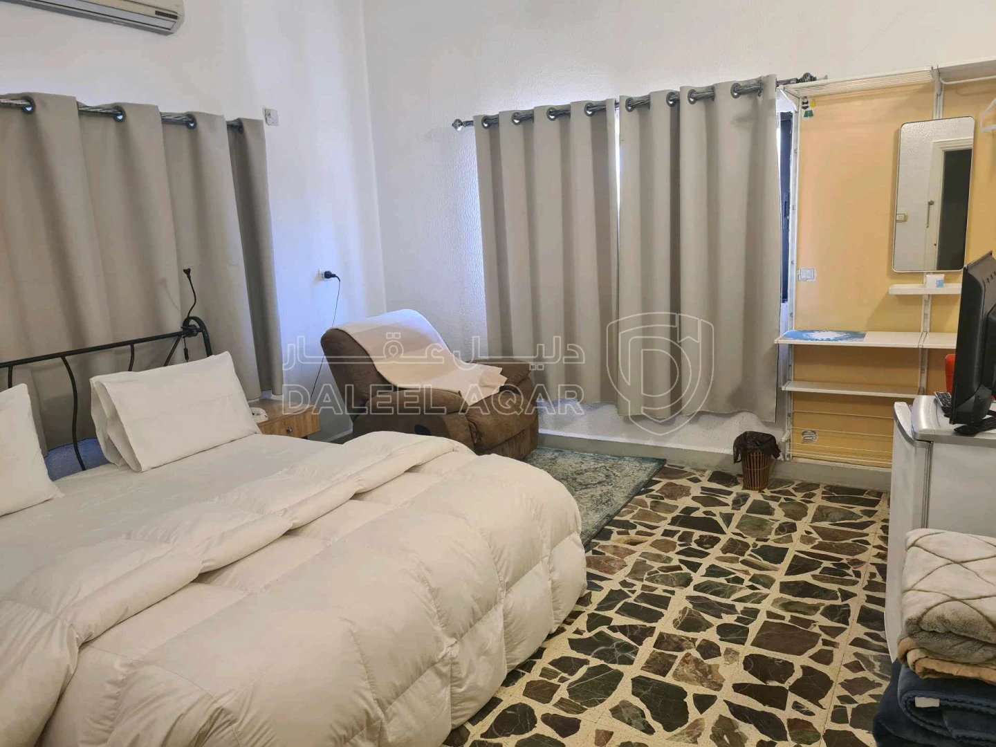 مبنى في جرش بحد قوس النصر من الشرق على الشارع العام فندق ب - 800,000 دأ - صورة 1