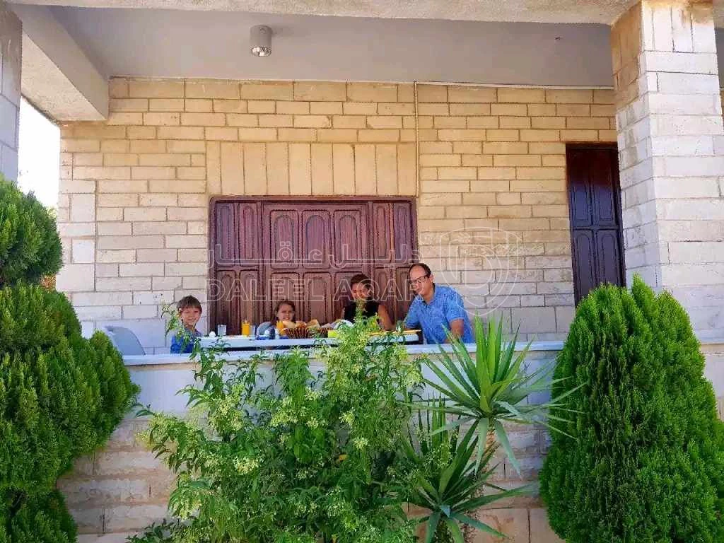 مبنى في جرش بحد قوس النصر من الشرق على الشارع العام فندق ب - 800,000 دأ - صورة 1