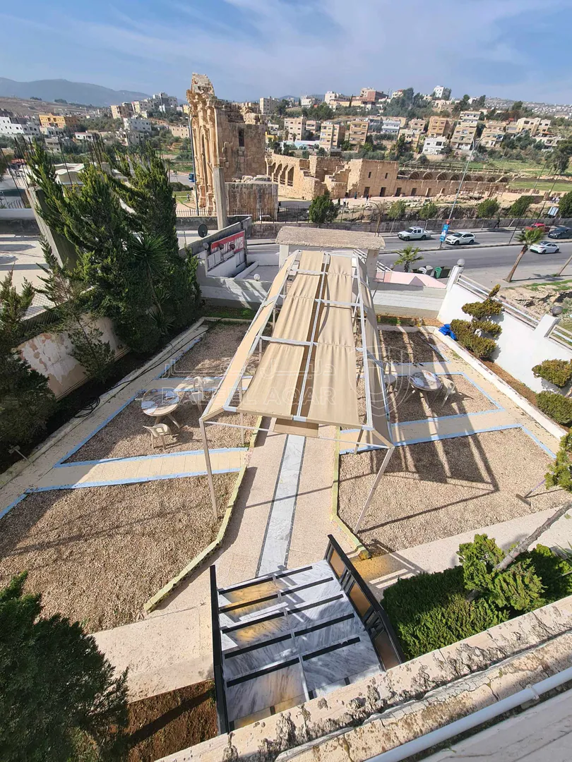 مبنى في جرش بحد قوس النصر من الشرق على الشارع العام فندق ب - 800,000 دأ - صورة 1