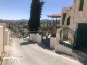 فيلا/منزل - السلط السلالم خلف مدرسة اليمامة  - 220000 دأ