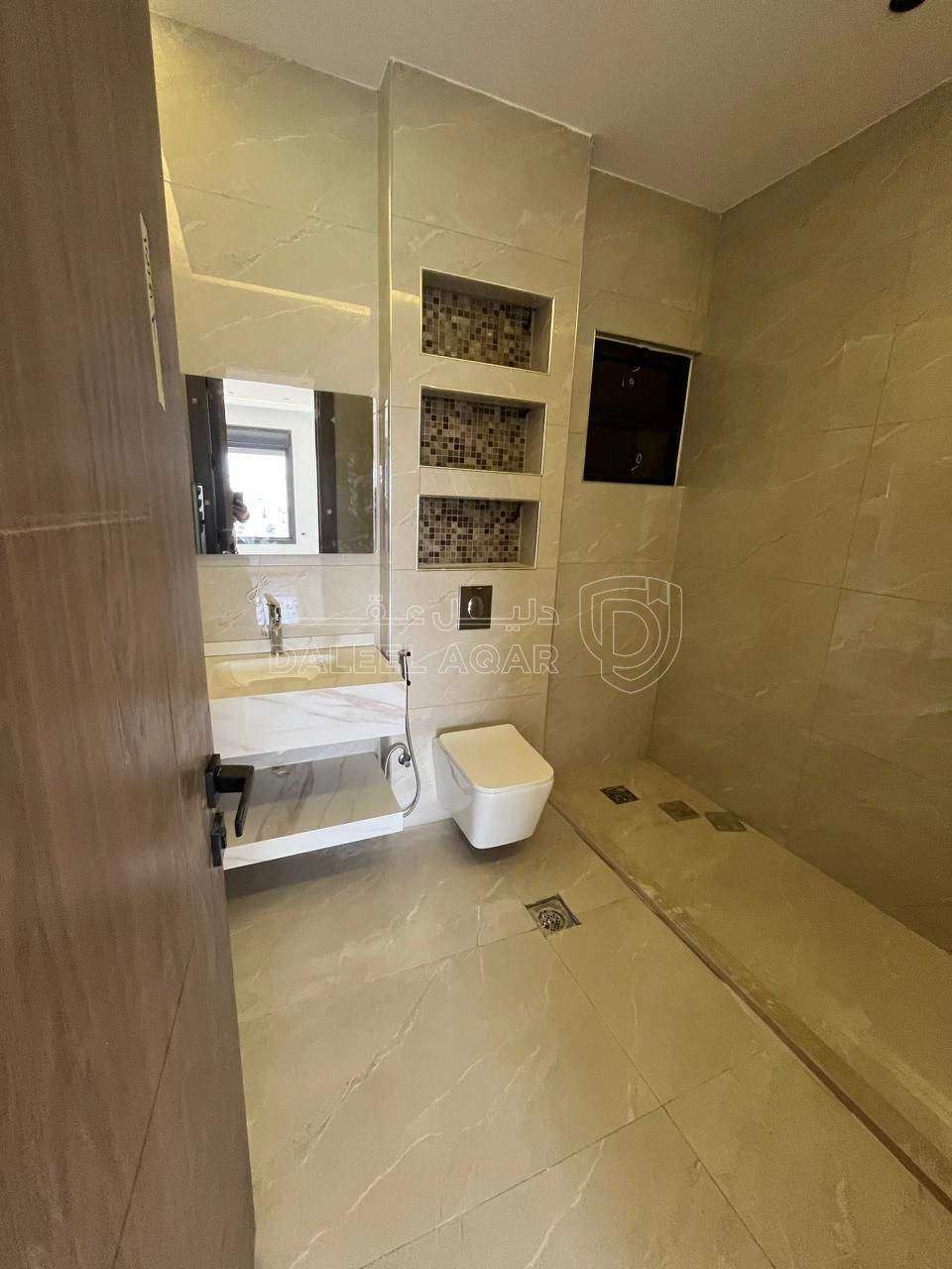 شقة في شبه ارضي 350 متر مع ترس و حديقة 500متر طريق المطار - 169,000 دأ - صورة 1