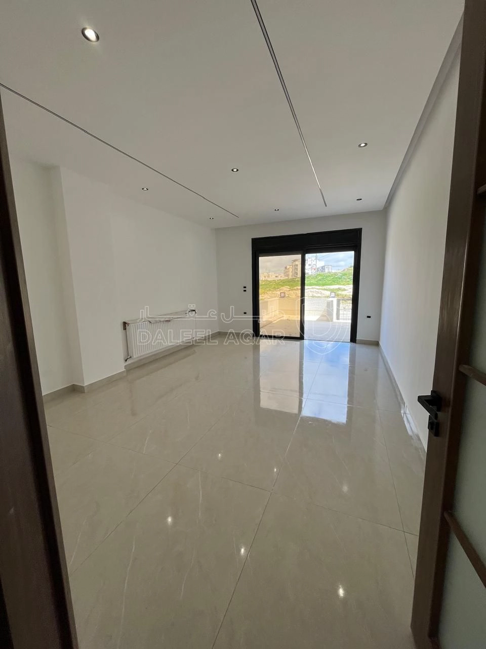 شقة في شبه ارضي 350 متر مع ترس و حديقة 500متر طريق المطار - 169,000 دأ - صورة 1