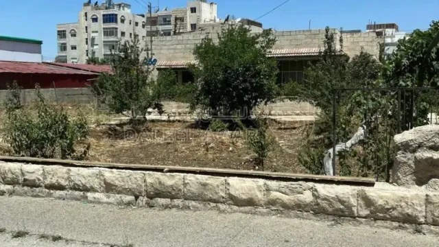 أرض - ارض تجارية تقع ما بين دوار السادس والسابع  - 1900000 دأ