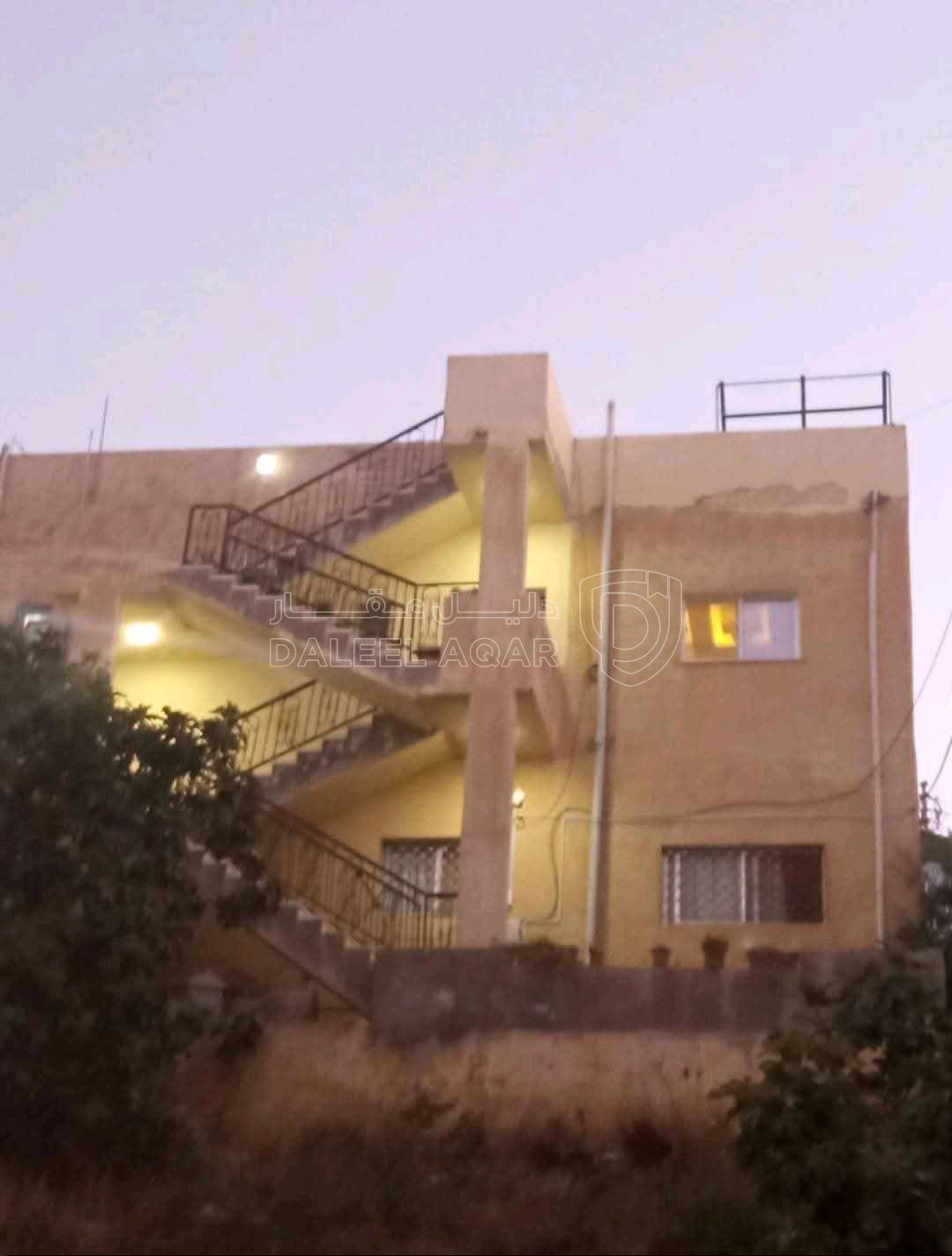 شقة في السلط /المغاريب مقابل مدارس الايمان الاسلاميه  - 45,000 دأ - صورة 1