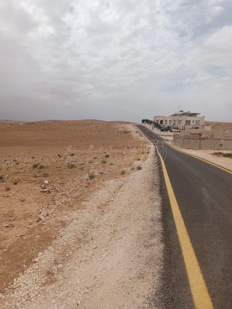 أرض في شارع عمان التنموي مقابل القصر القطري مباشرة  - 55,500 دأ - صورة 1