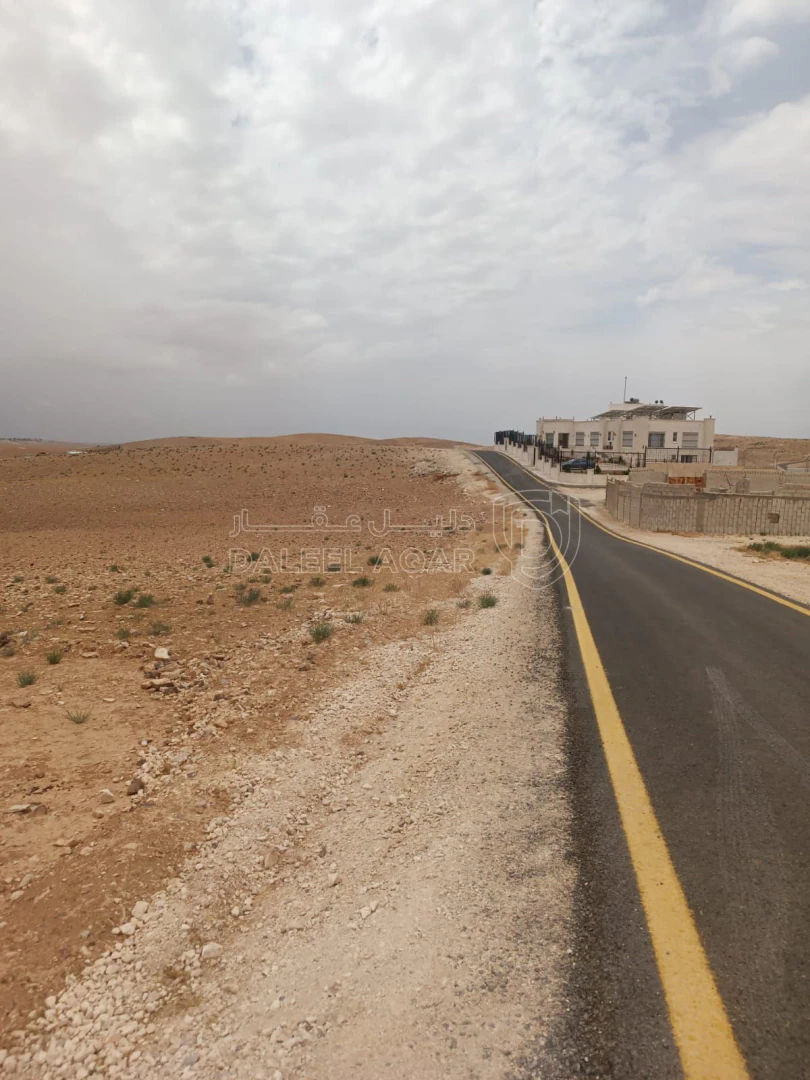 أرض في شارع عمان التنموي مقابل القصر القطري مباشرة  - 55,500 دأ - صورة 1