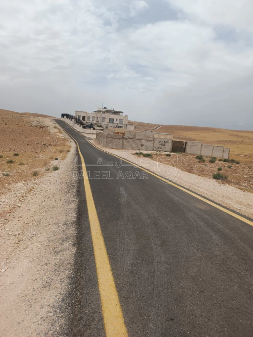 أرض في شارع عمان التنموي مقابل القصر القطري مباشرة  - 55,500 دأ - صورة 1
