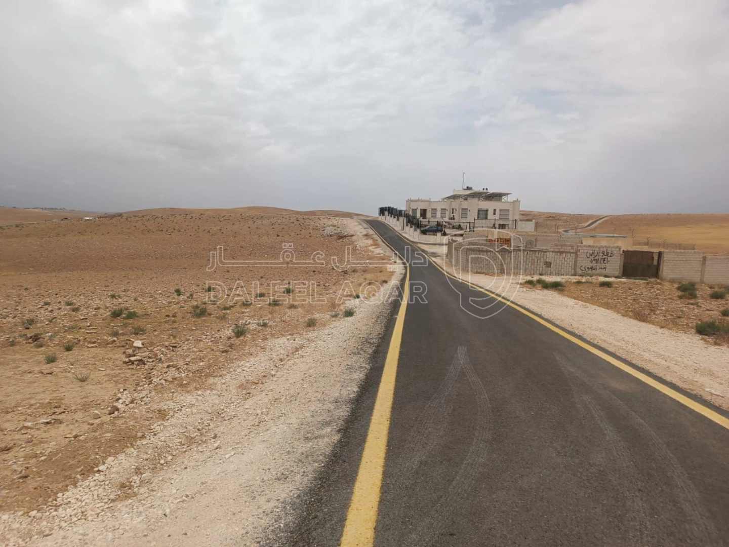 أرض في شارع عمان التنموي مقابل القصر القطري مباشرة  - 55,500 دأ - صورة 1