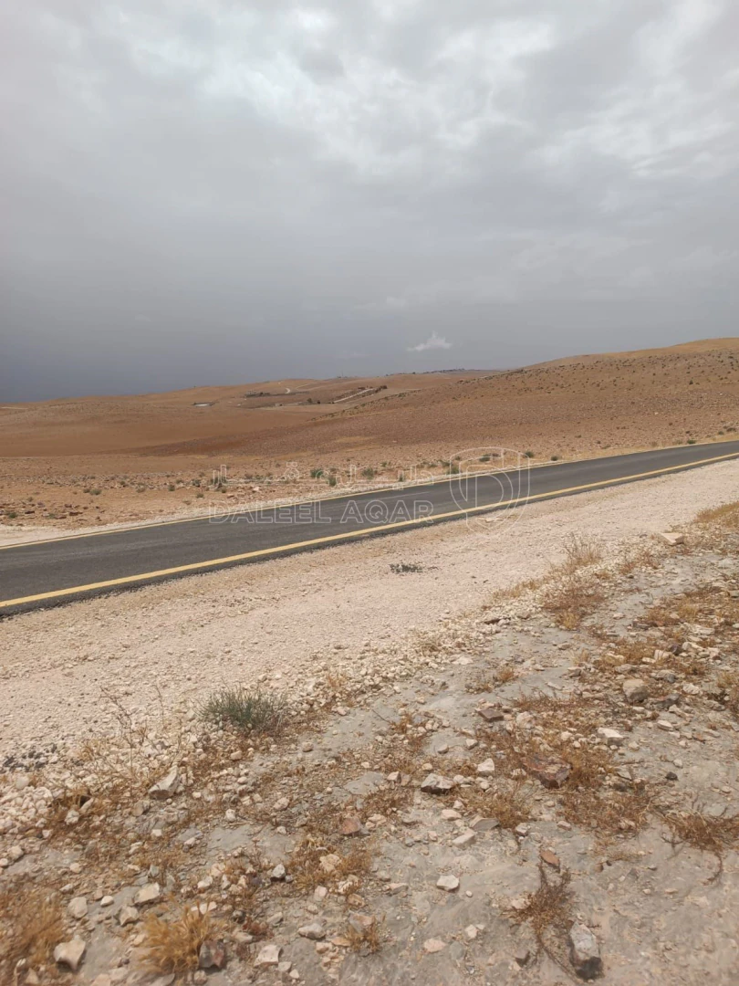 أرض في شارع عمان التنموي مقابل القصر القطري مباشرة  - 55,500 دأ - صورة 1
