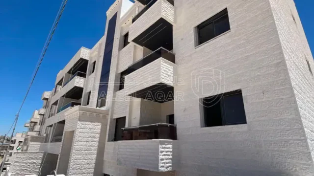شقة - شقة ثالث مع روف بتشطيبات مميزة - 110000 دأ
