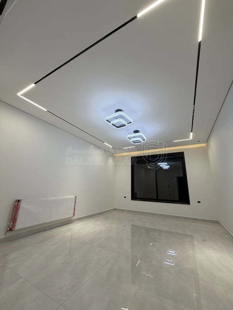 شقة في شقة ارضية Ultra Deluxمع ترس جميل مرتفع على شارعين - 112,000 دأ - صورة 1