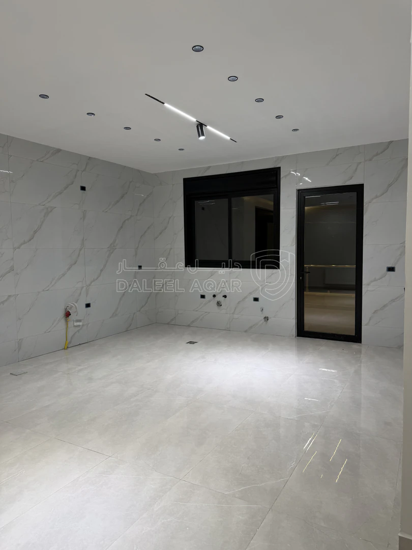 شقة في شقة ارضية Ultra Deluxمع ترس جميل مرتفع على شارعين - 112,000 دأ - صورة 1
