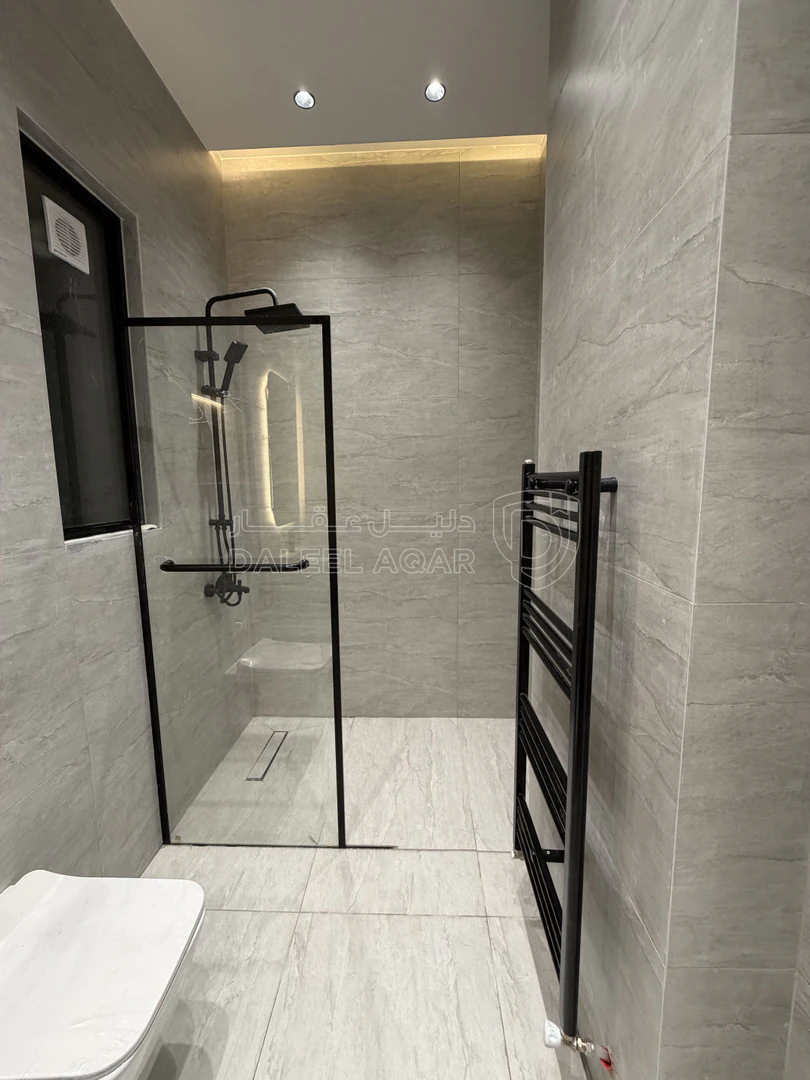 شقة في شقة ارضية Ultra Deluxمع ترس جميل مرتفع على شارعين - 112,000 دأ - صورة 1