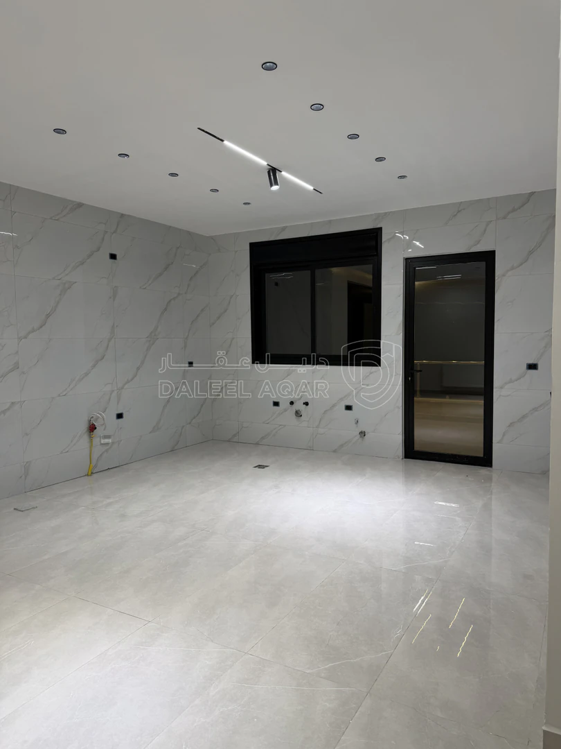 شقة في شقة ارضية Ultra Deluxمع ترس جميل مرتفع على شارعين - 112,000 دأ - صورة 1