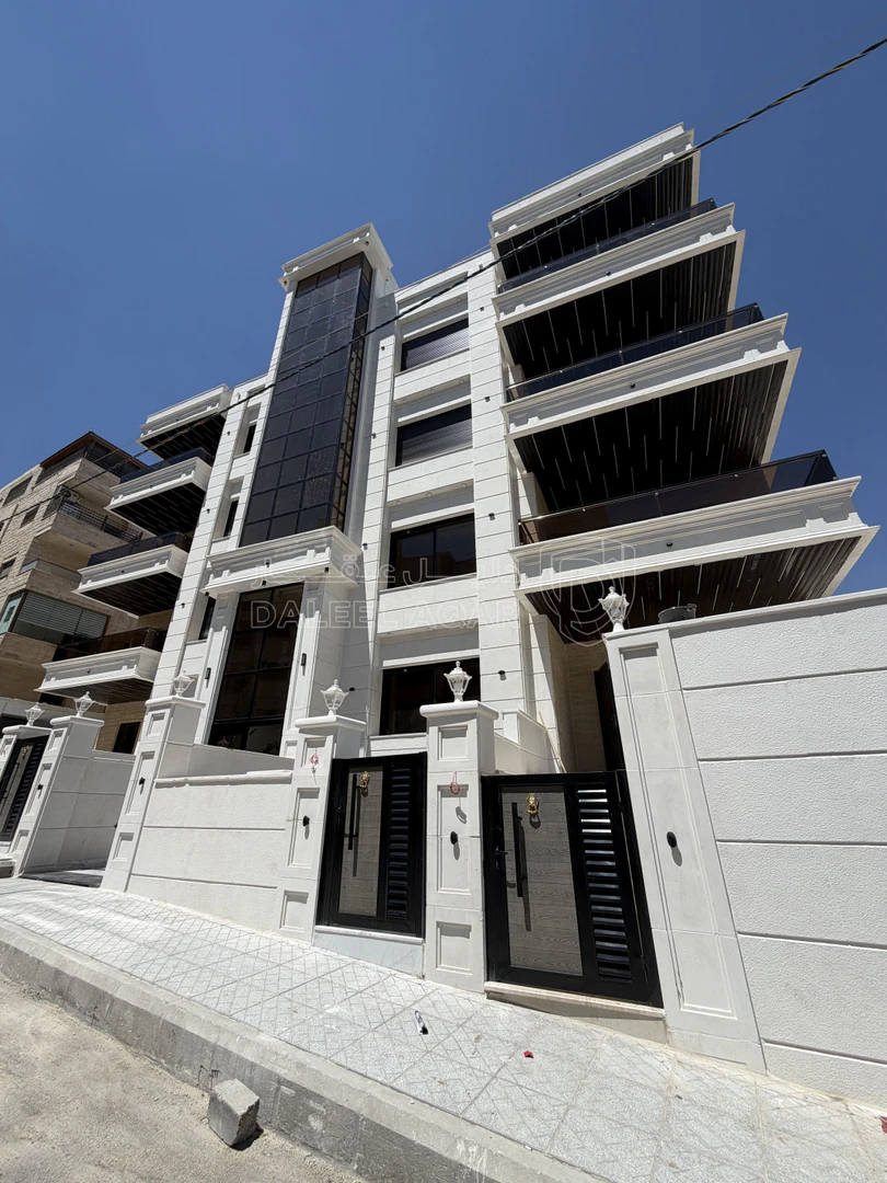شقة في شقة ارضية Ultra Deluxمع ترس جميل مرتفع على شارعين - 112,000 دأ - صورة 1
