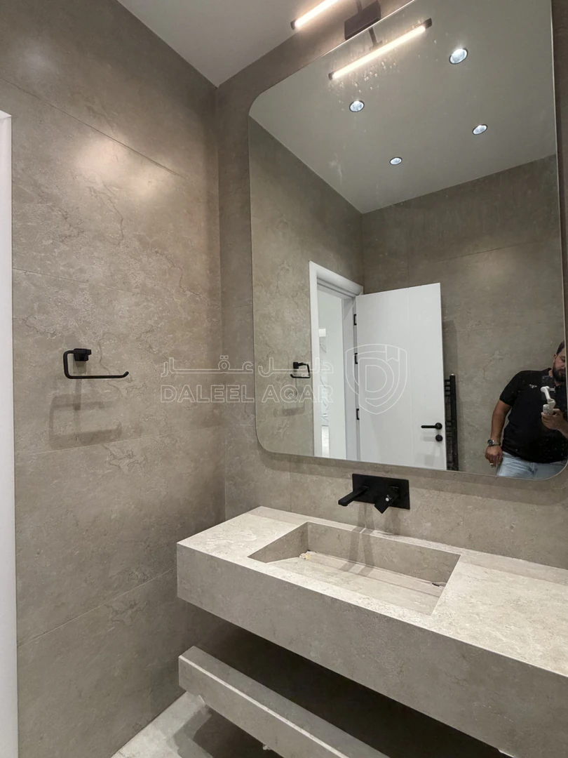 شقة في شقة ارضية Ultra Deluxمع ترس جميل مرتفع على شارعين - 112,000 دأ - صورة 1