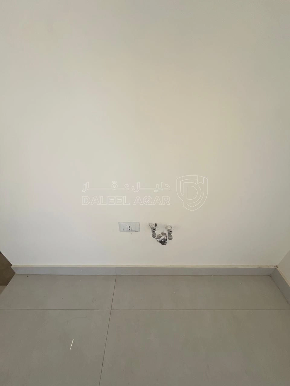 شقة في ثالث مع روف ضاحية الرشيد تشطيب فخم  - 155,000 دأ - صورة 1