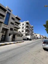 شقة - شقة امامية في الياسمين ب 65 الف تشطيب فخم  - 65000 دأ