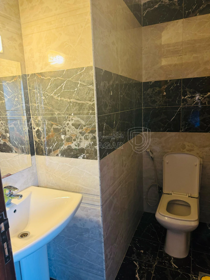 شقة في شقه طابقيه في الزرقاء الجديده مميزه - 55,000 دأ - صورة 1