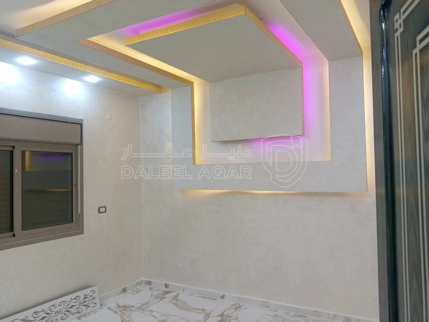 شقة في المفرق حي المهندسين غرب المشتل مية متر  - 35,000 دأ - صورة 1