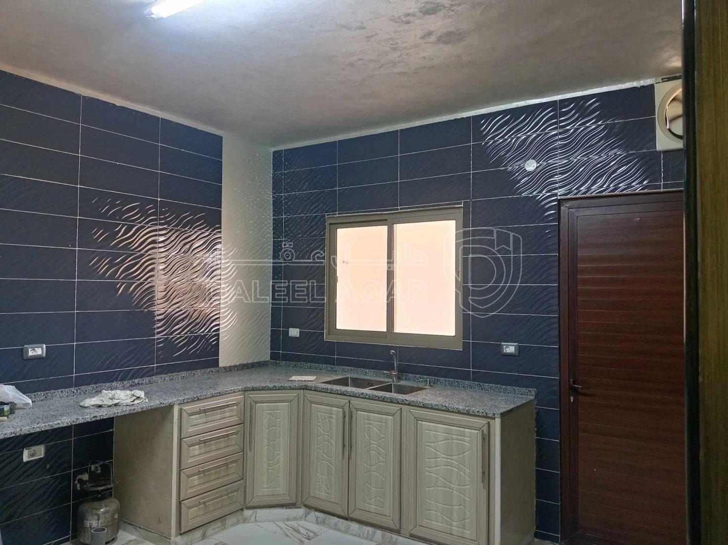 شقة في المفرق حي المهندسين غرب المشتل مية متر  - 35,000 دأ - صورة 1