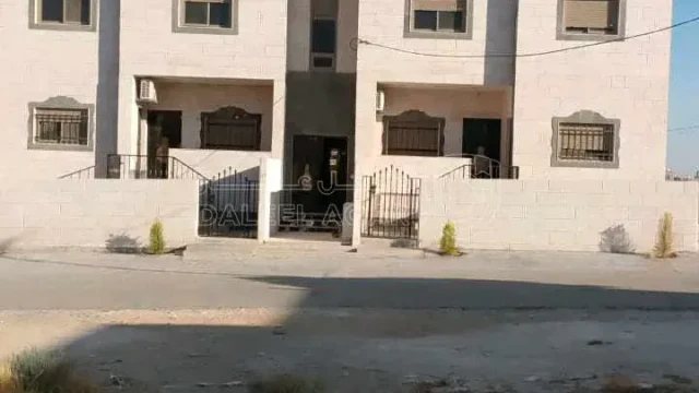شقة - المفرق حي المهندسين غرب المشتل مية متر  - 35000 دأ