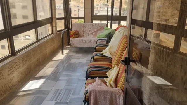 شقة - شقه في ضاحيه الرشيد 295م مع روف للبيع  - 100000 دأ