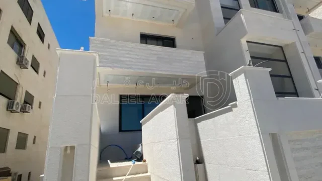 شقة - شقة ارضية مع ترس و كراج بتشطيب مميز في البنيات - 82000 دأ