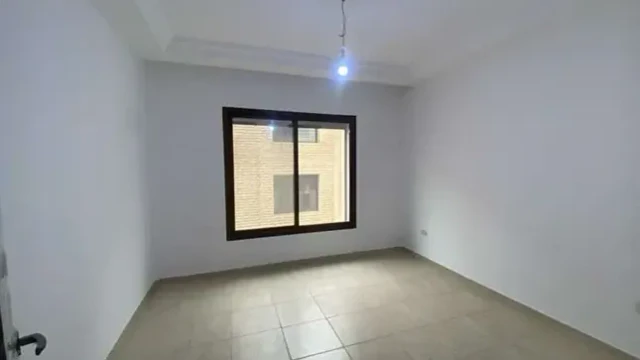 شقة - دير غبار - شارع هاشم السقاف قرب صيدلية الندى - 230000 دأ