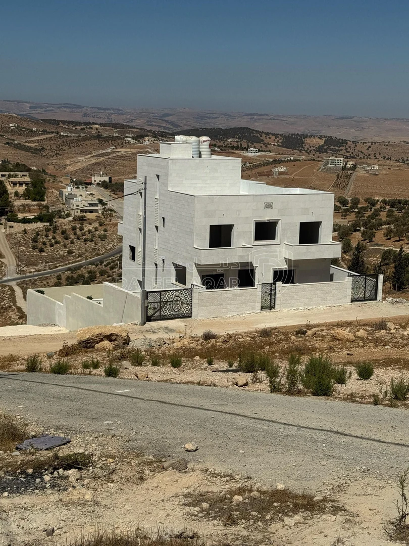 فيلا/منزل في فيلا عظم قيد الإنشاء  - 275,000 دأ - صورة 1