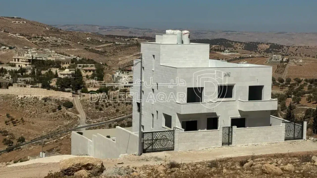 فيلا/منزل - فيلا عظم قيد الإنشاء  - 215000 دأ