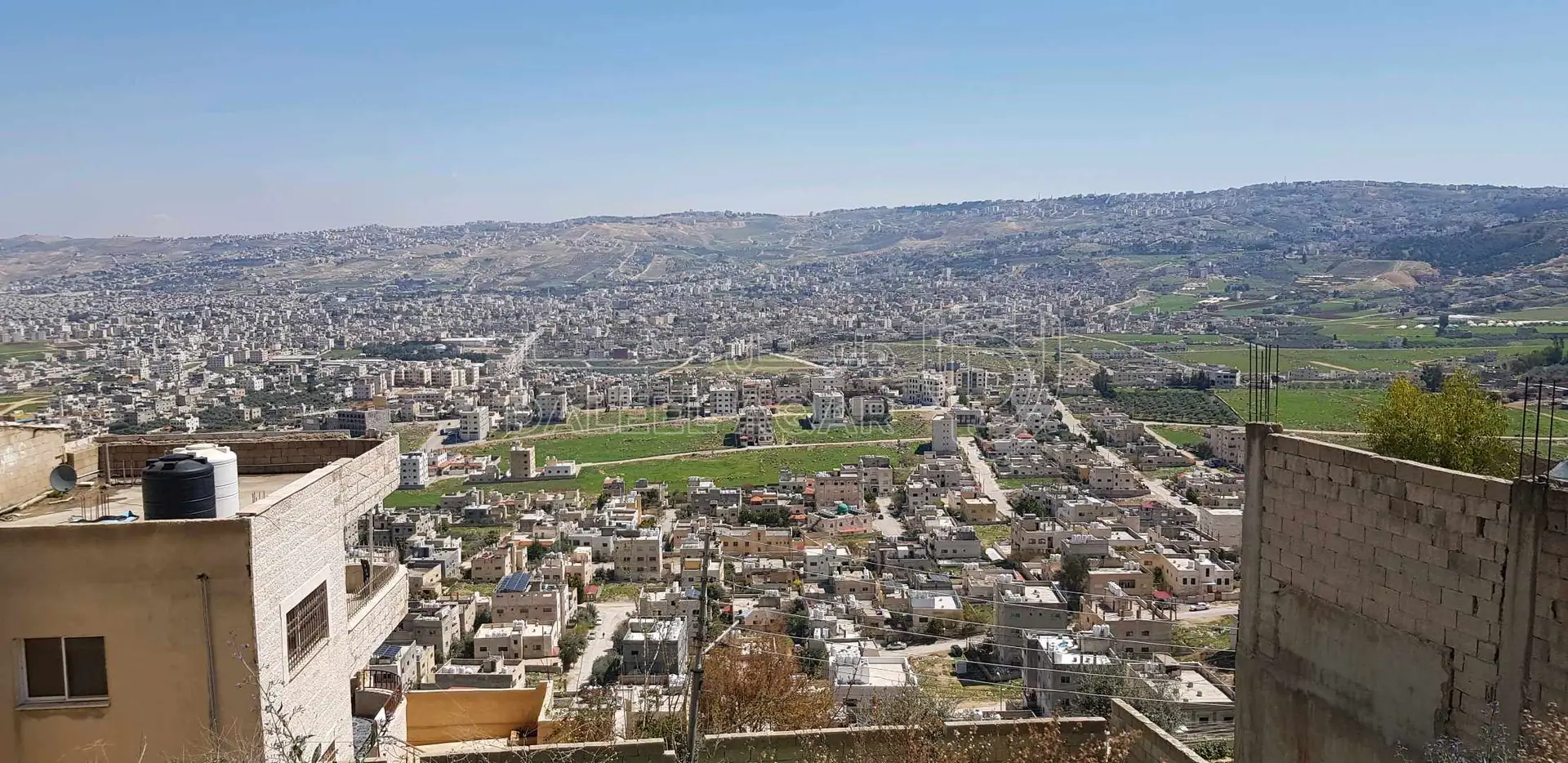 أرض في ارض سكنية للبيع مطله وعلى شارعين - 18,500 دأ - صورة 1