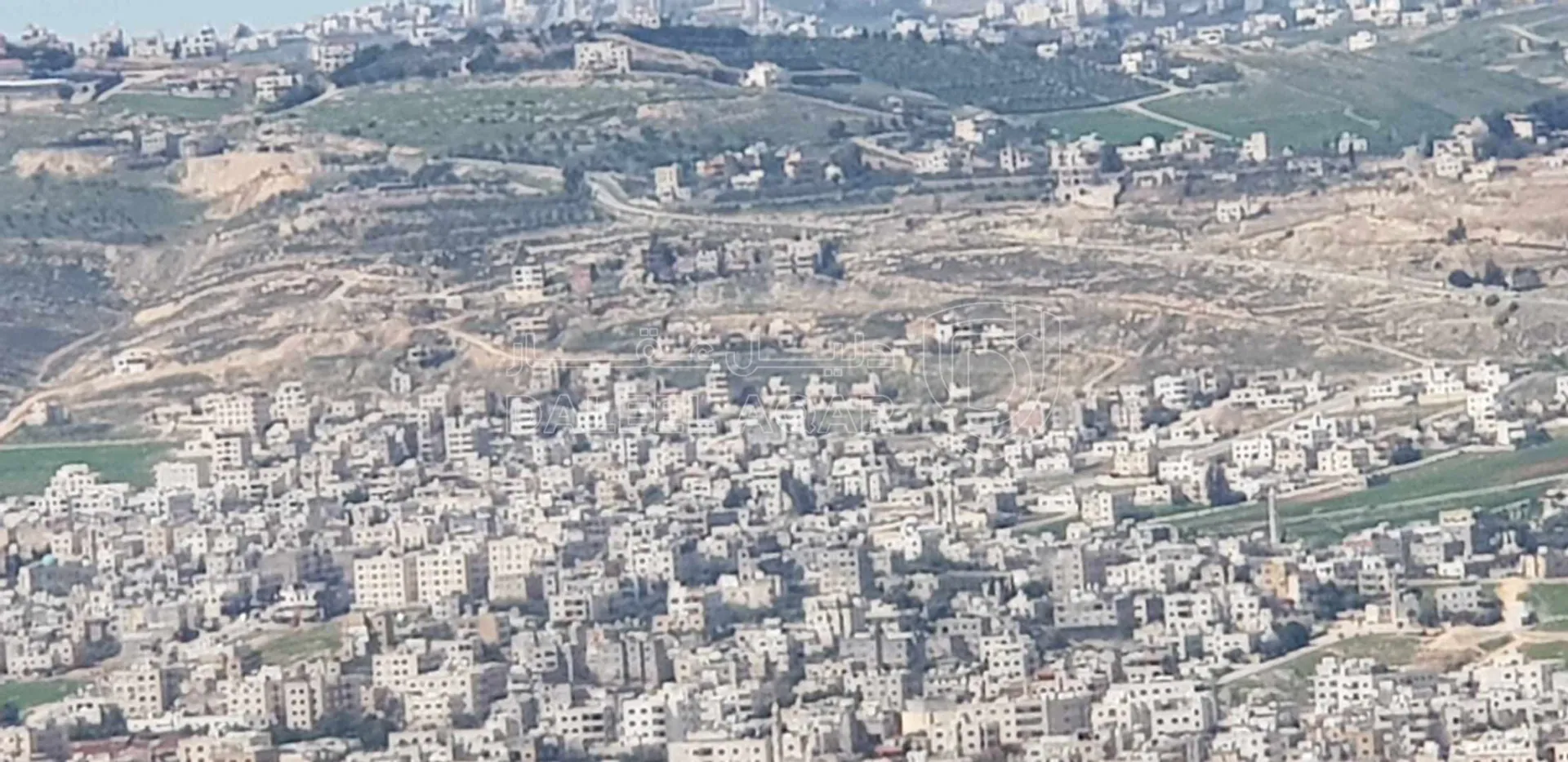 أرض في ارض سكنية للبيع مطله وعلى شارعين - 18,500 دأ - صورة 1