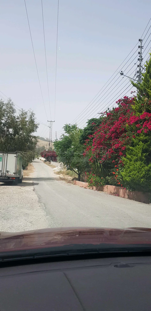 أرض في ارض سكنية للبيع مطله وعلى شارعين - 18,500 دأ - صورة 1