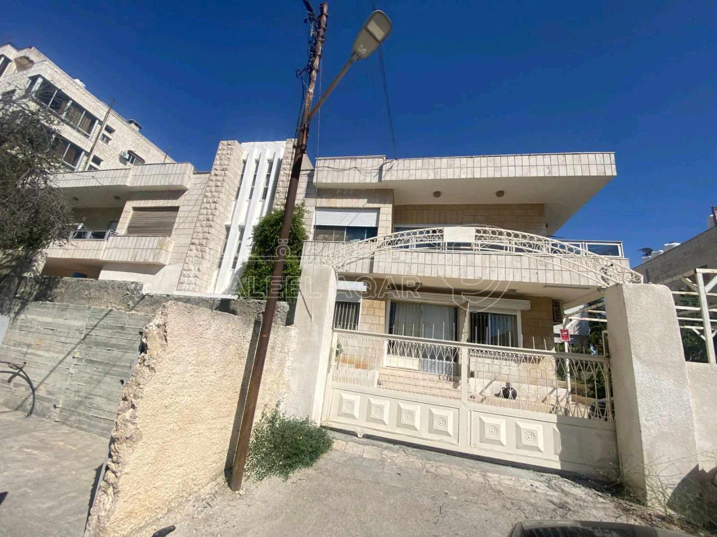 فيلا/منزل في خلف محكمة شمال عمان  - 320,000 دأ - صورة 1