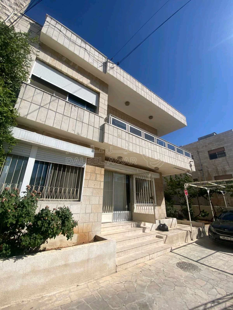 فيلا/منزل في خلف محكمة شمال عمان  - 320,000 دأ - صورة 1