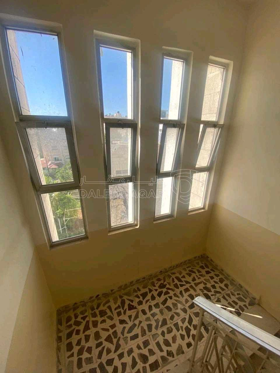 فيلا/منزل في خلف محكمة شمال عمان  - 320,000 دأ - صورة 1